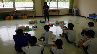 説明を聴く様子