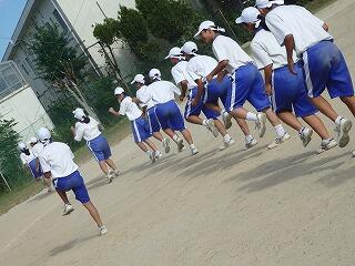 盛り上げる応援団