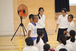 後輩に優しくする団長