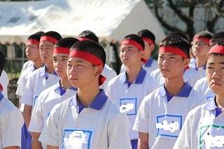 きりっとした表情で