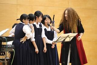 校歌を歌います