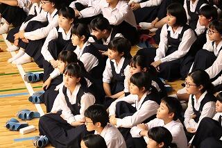 聞き入っています