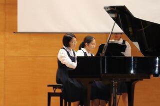 双子による連弾