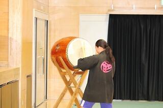 太鼓の音色から始まります 太鼓の音色から始まります