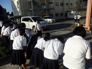 あいさつする候補者 あいさつする候補者