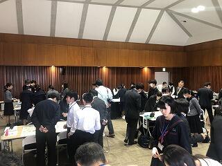 「どんな考えがありますかぁ？」