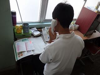 体験学習先に連絡しています