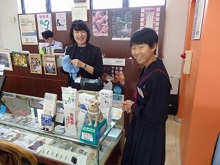 眼鏡拭いています