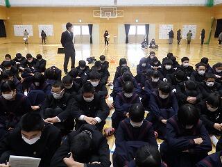 静かに聞きます