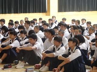 説明を聞く様子