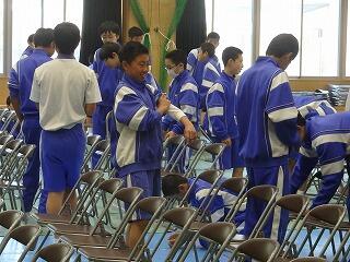 イス並べを指示しています