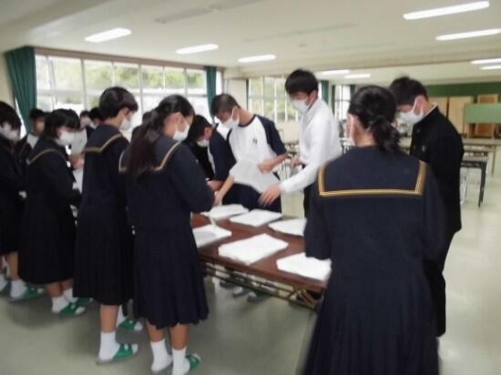 ボランティアの生徒が資料の綴じ方を手伝ってくれました。ありがとうございました。