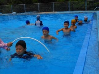 水中輪くぐりをする１年生