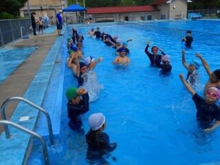 水中ジャンケンをする３・４年生