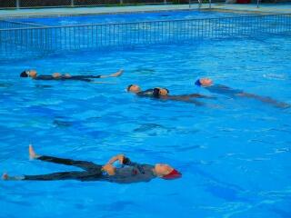 ペットボトルで浮く練習