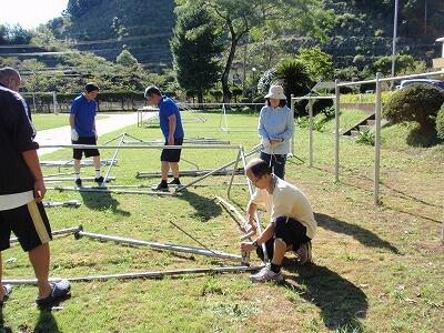 テントを組み立てています。
