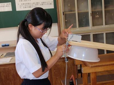 実験の準備をしています。