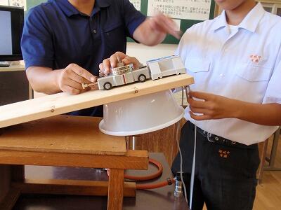 斜面を下りる台車の運動を調べます。