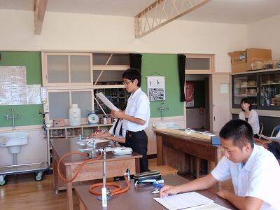 自分の意見を発表しています。