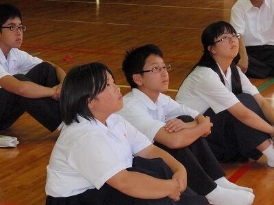 真剣にお話を聞いています。