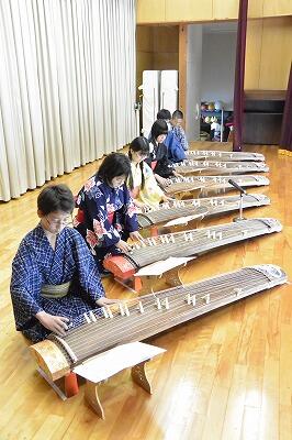 「荒城の月」をひいています。