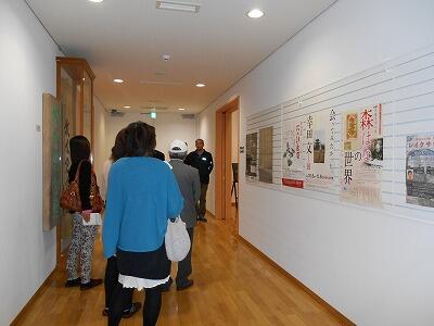 文学館展示室前