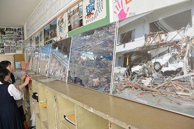 パネルを見ています。