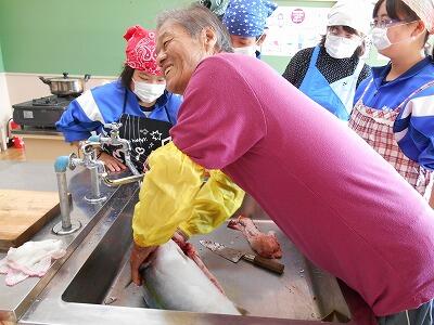 魚を解体してます。