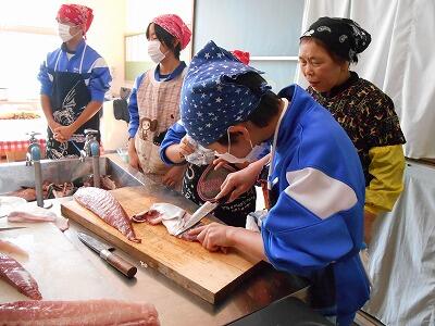 魚切ってます。