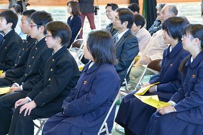 見入っています。