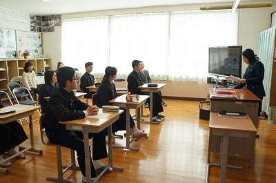 薬物についての説明を受けている様子 薬物についての説明を受けている様子