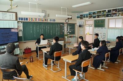 サイバー犯罪についての話を聞いている様子 サイバー犯罪についての話を聞いている様子