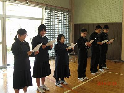 歌を歌っています。