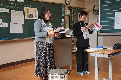 ペアになって練習しています。