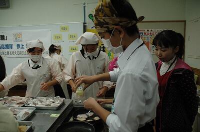 ブリの照り焼きを作っています。