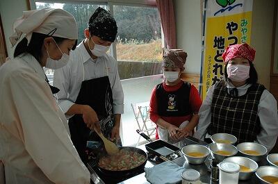 スペイン風オムレツを作っています。