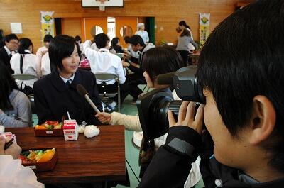 インタビューに答えています。