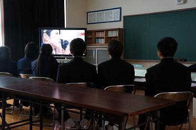 ＤＶＤを視聴しています。