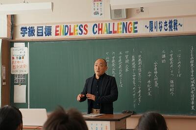 講師の先生がお話をされています。