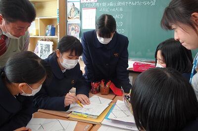 友達の説明を聞いています。