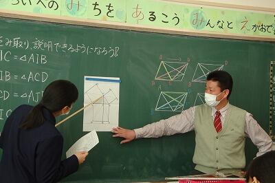 代表の生徒が証明をしています。