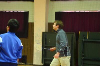 バドミントンをしています。