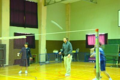 バドミントンをしています。