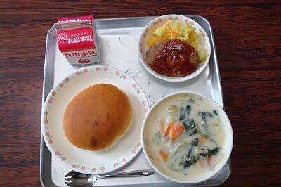 ハンバーガーの給食です。