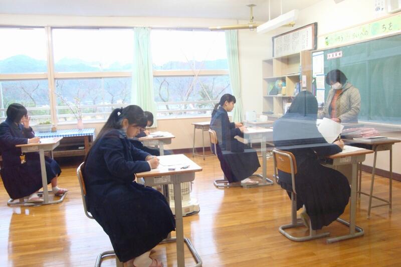 国語のテストを受けています。