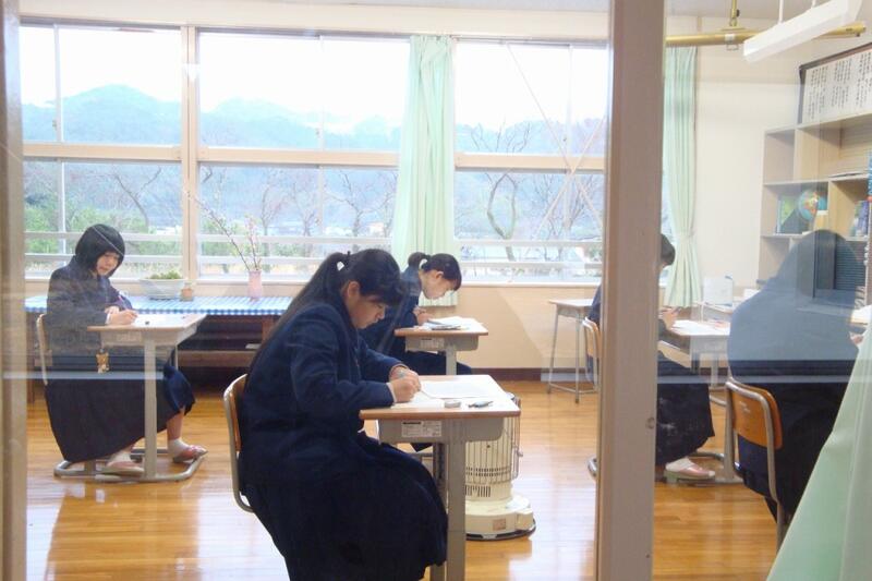 テストを受けている生徒を廊下から撮っています。