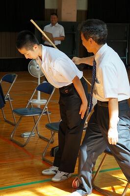 背筋をまっすぐに。