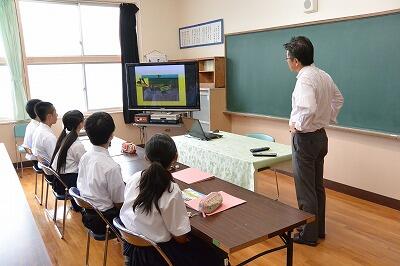 説明を聞いています。