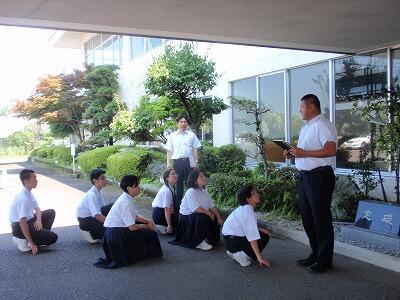 先生の話を聞いています。