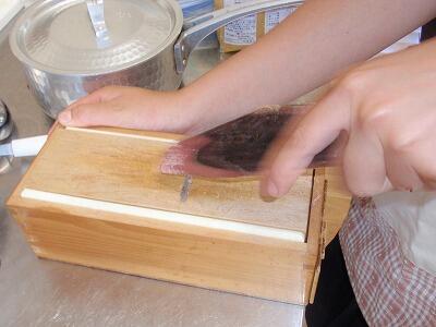 鰹節を削っています。